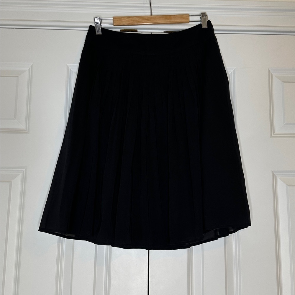 ST. JOHN black pleated a-line skirt 95% silk lightweight side zip Sz8